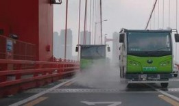 武汉环卫车爆料视频,街头惊人一幕引发热议
